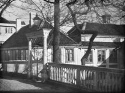 Fotoets tittel:  Knudtzon-gaarden.  P. A. Offenberg 1930.
Vi