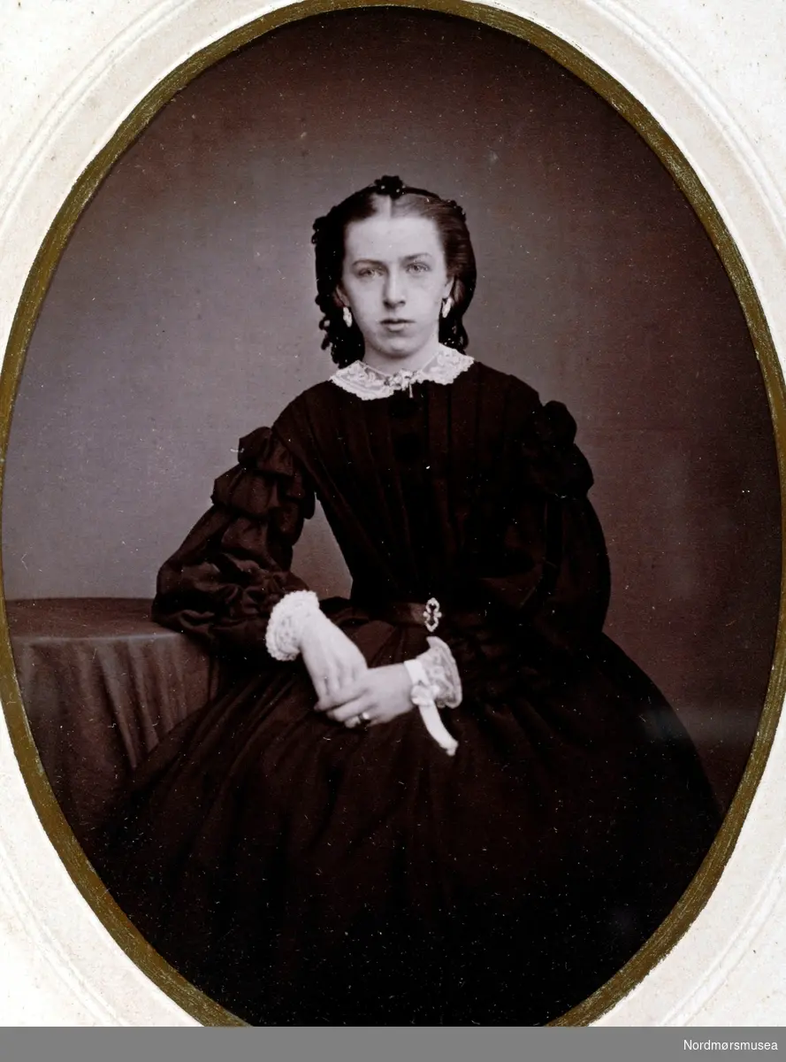 Dette er Laura Susanne Øwre f. 1844 i Ålesund, gift med byingeniør i Kristiansund Hagbart Brinchmann. Laura var yngste søster til Jensine Øwre som var gift med Christian Johnsen i Kristiansund. (Info: randi.elisabeth.hagen).   Fra Nordmøre Museums fotosamlinger.