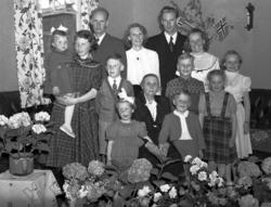 samme 80årsdag? Med barnebarn.  Fra Nordmøre Museum sin foto