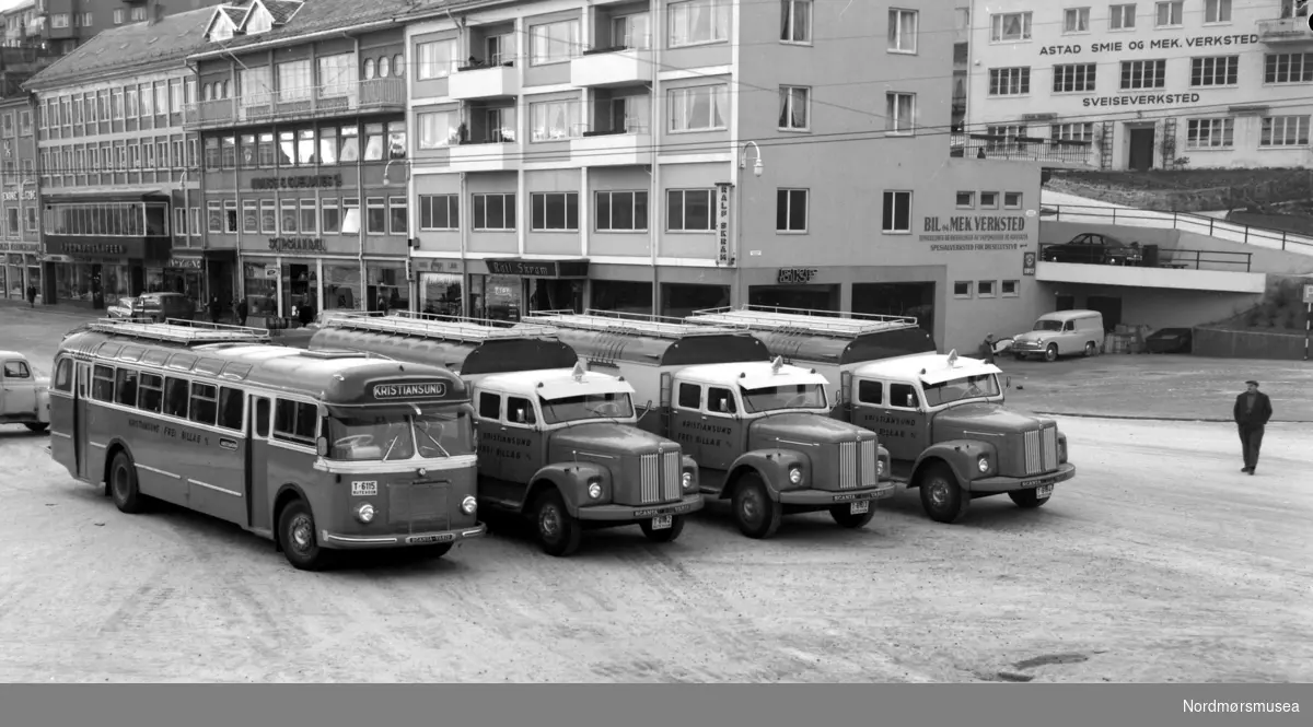 Torkil Øyen 2011: Bilene på bildet er
 tre stk Scania-Vabis L75-54 1959 modeller, levert til KFB den 01.03.1960. De ble da satt inn på den nystartede person/godsruta til Åndalsnes. Regnr var T-6102, T-6103 og T-6104, den siste er restaurert og står på Stortua, det gjør også en av de to andre da denne ble ombygd til kranvogn/bergingsbil i 1971/72 og omreg til UX 12679 den 25.03.72.

Hengeren på bildet er en Maur 60A 1960 mod med regnr T-6108 som kunne være kjekk å ha ved store godsmengder..
 - Kan huske desse bilene var på Åndalsnes på slutten av 60-tallet. Hengeren var stort sett med. De gikk under navnet "Frøya". For en bilintressert tennåring var lyden når de kjørte opp fra sentrum, over jernbana og innover Isfjordsvegen, helt magisk. 6-sylindret dieselmotor på høy omdreining, og hylet fra turboen over der igjen. Ubeskrivelig.
Eyolf Sæbø 2019: Kan huske desse bilene var på Åndalsnes på slutten av 60-tallet. Hengeren var stort sett med. De gikk under navnet "Frøya". For en bilintressert tennåring var lyden når de kjørte opp fra sentrum, over jernbana og innover Isfjordsvegen, helt magisk. 6-sylindret dieselmotor på høy omdreining, og hylet fra turboen over der igjen. Ubeskrivelig.




Fra Nordmøre Museums fotosamlinger.