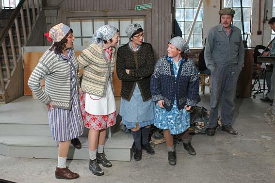 Paper hens in the play “Working Days”. (Foto/Photo)