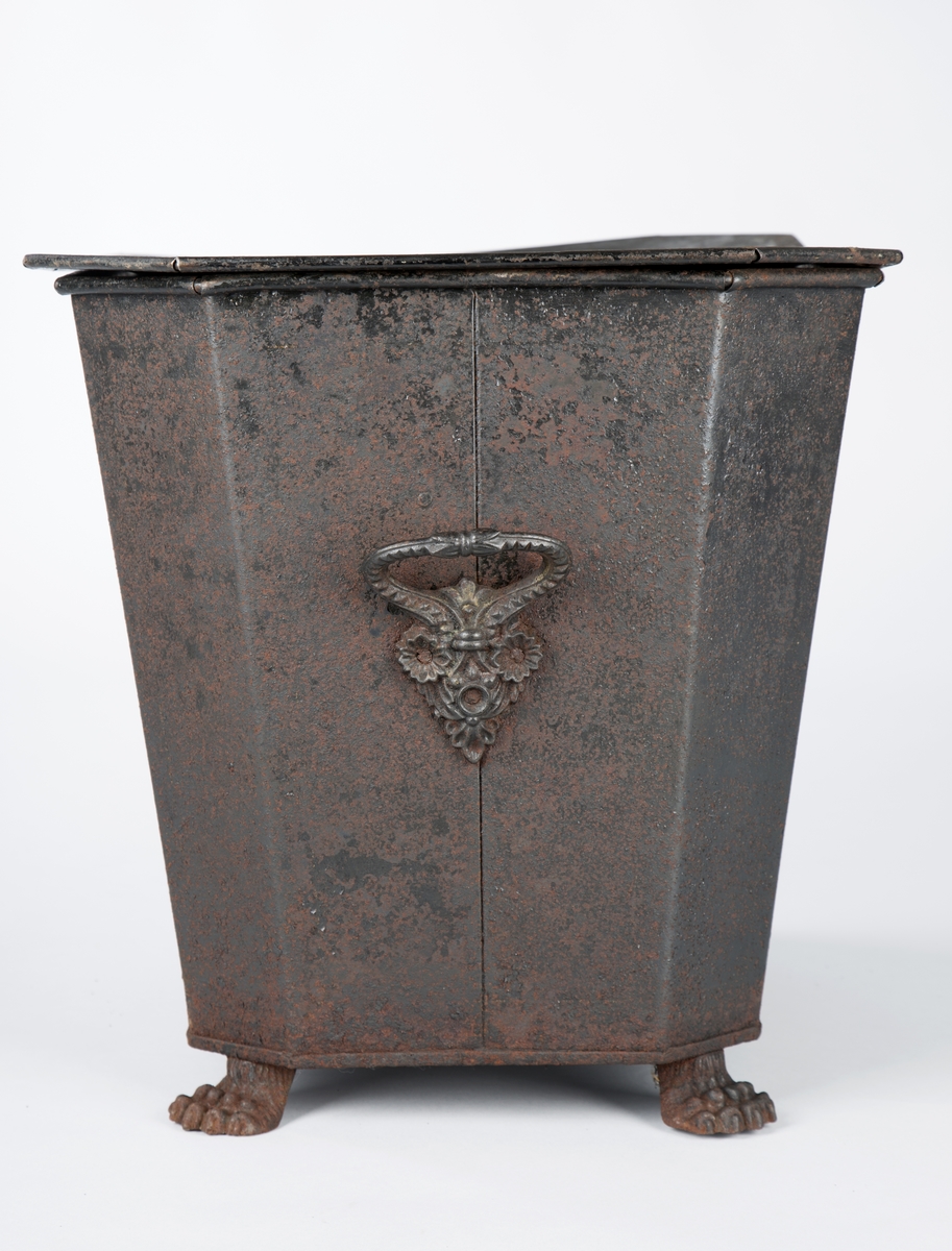 Liggende, ovalt motiv av lekende barn i vinterlandskap.