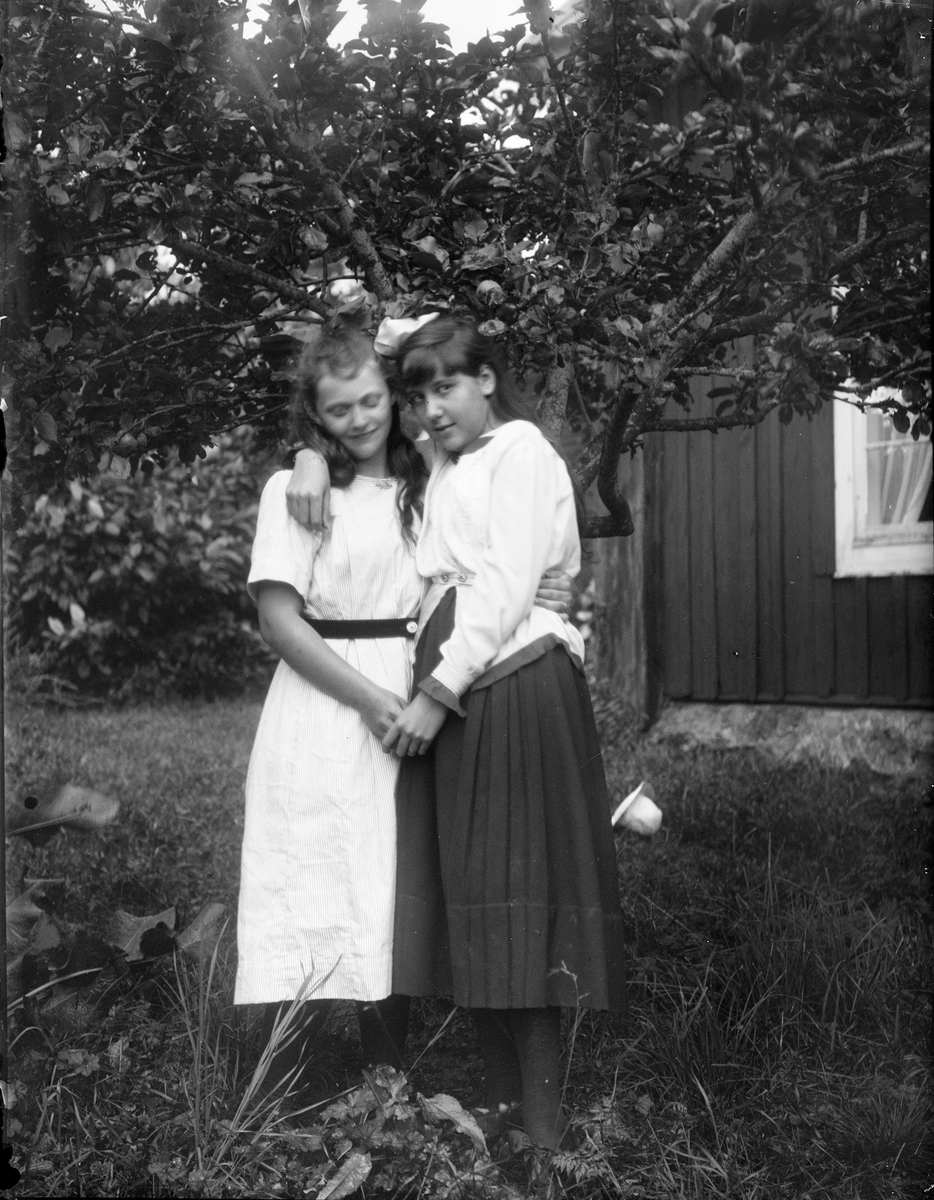 Elsa Alström och Rut Anderson, Sävasta, Altuna socken, Uppland 1919