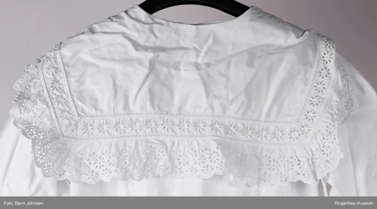 Åpne blomster med kronblader i brede border