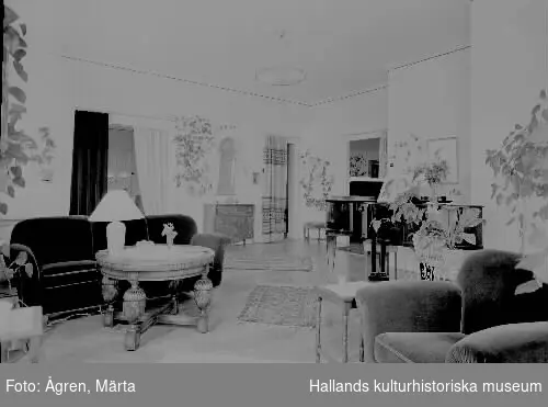 Interiör från Hejllska villan. Kv Bomlyckan 10 (ursprungligen 1), Västra Vallgatan 61. Villan uppfördes 1904 till stadsfiskal Nils Olof Samuelsson (1864-1910). 1945 flyttade provinsialläkare Karl-Holger Hejll med familj in i huset.
