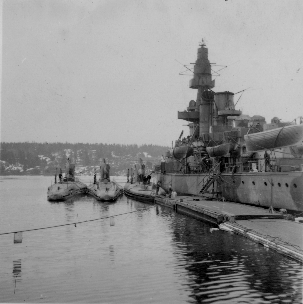 Lennart Wållberg Norrköping var förste kock på ubåten Neptun 1954 Neptuns långresa 1954.
Vid depåfartyget Patricias varvs besök, används pansarskeppet Drottning Victoria som värmekälla vid Märsgarnsviken.
