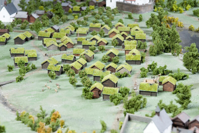 Modell av Hamarkaupangen, med mange små hus med gress på taket.