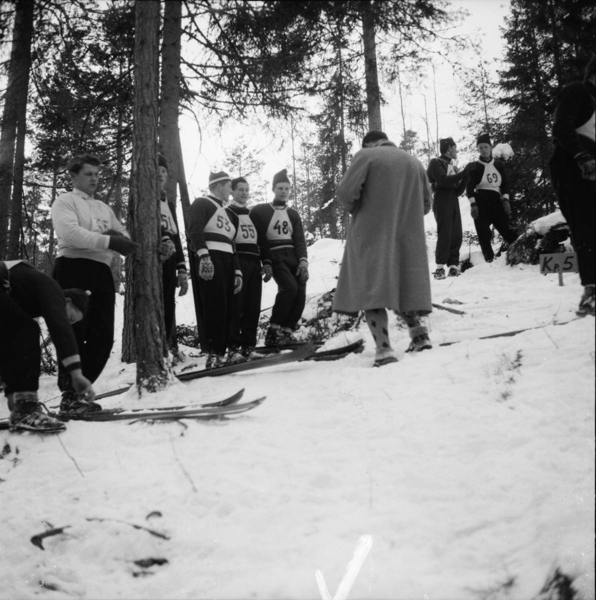 Vardens arkiv. "K.M. i Lunde. Hopp i Hantobakken"  24.01.1954