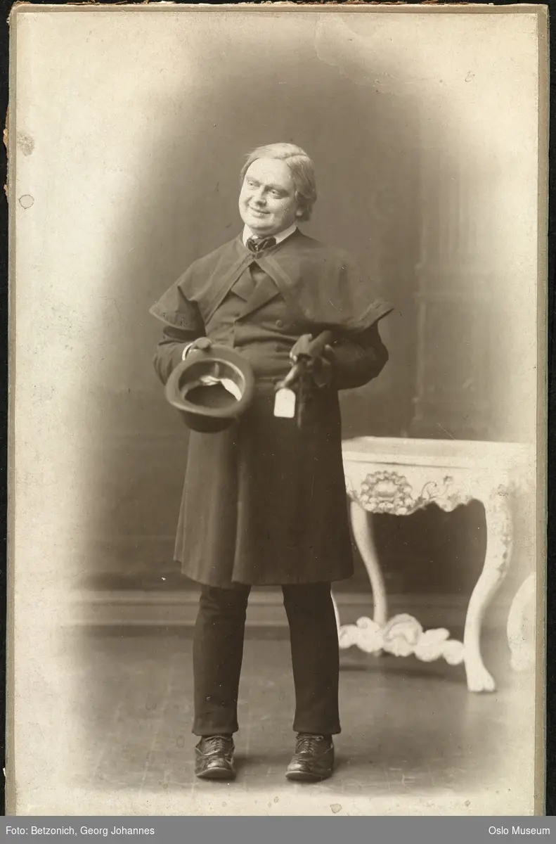 portrett, mann, skuespiller, rollebilde, Karl Robert i "Bibliothekaren" på Nationaltheatret, stående helfigur, kostyme