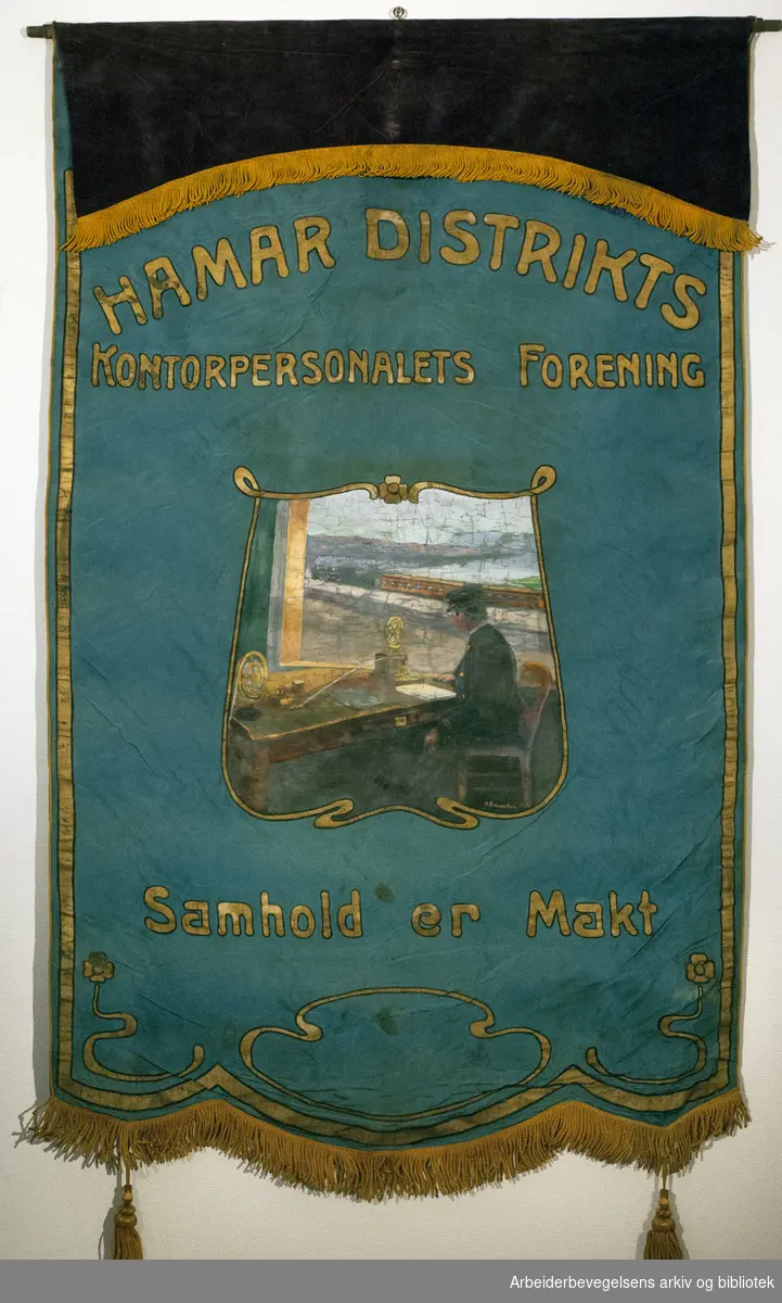 Hamar distrikts kontorpersonalets forening.Stiftet 21. januar 1899..Forside..Fanetekst: .Hamar Distrikts.Kontorpersonalets Forening.Samhold er makt..