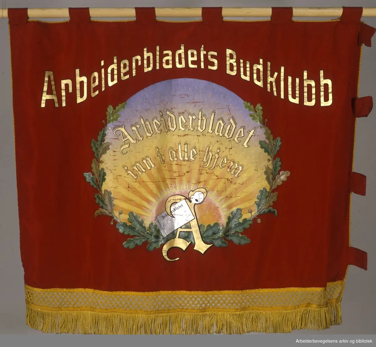 Arbeiderbladets budklubb.Stiftet 3. november 1917..Bakside..Fanetekst: Arbeiderbladets budklubb.Arbeiderbladet inn i alle hjem..