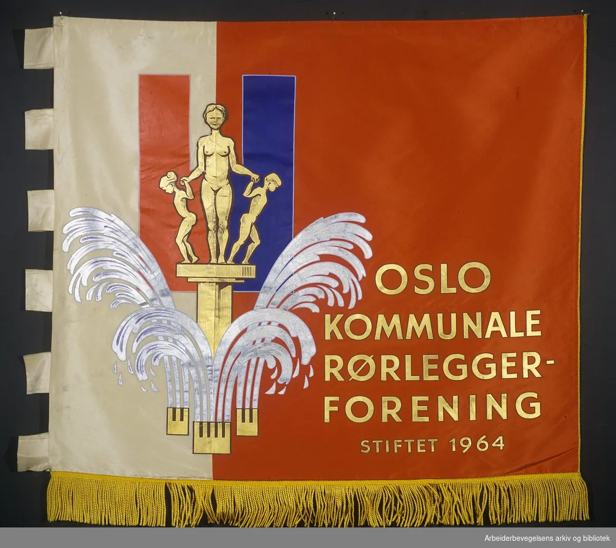 Oslo Kommunale rørleggerforening.Stiftet 1964..Forside..Fanetekst: Oslo Kommunale Rørleggerforening.Stiftet 1964..