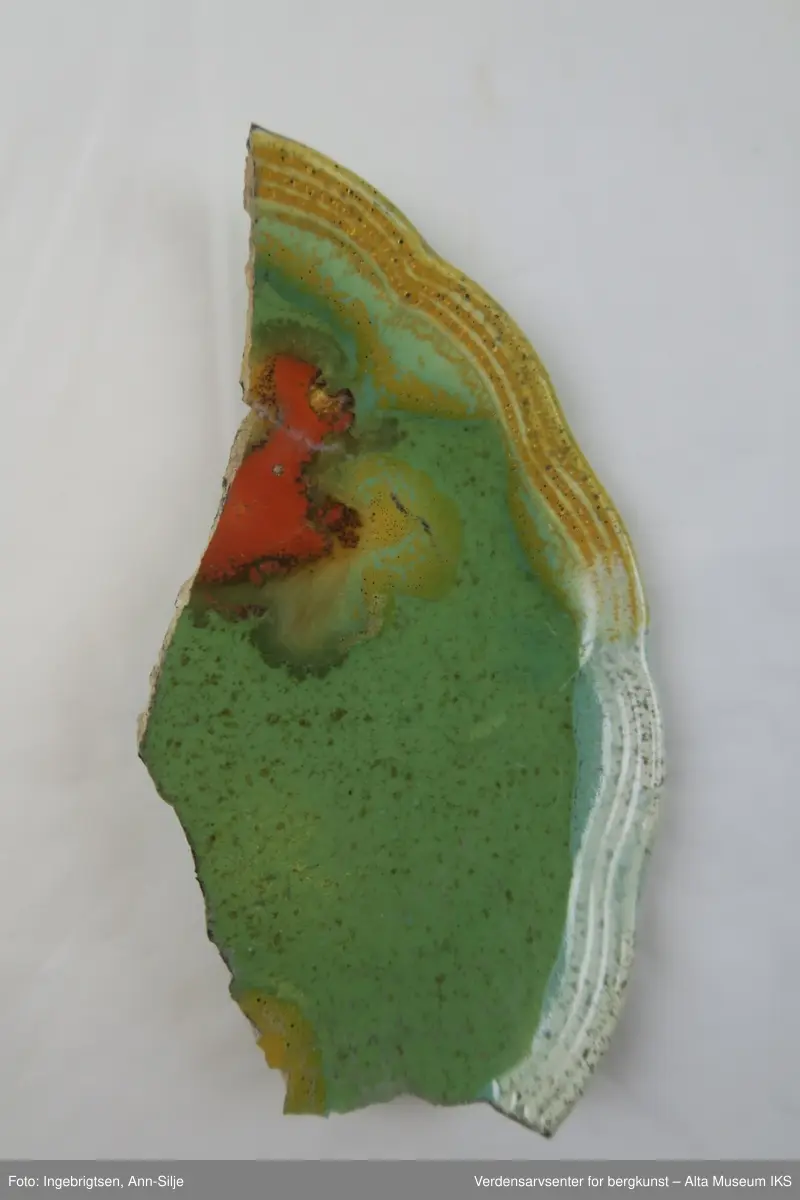 Form: Rundt med bølget kant. Tallerkenen er delt i to, og består av to skår.