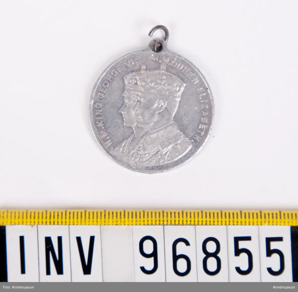 Medalj utan medaljband från Storbritannien med motiv av drottning Elizabeths kröning.