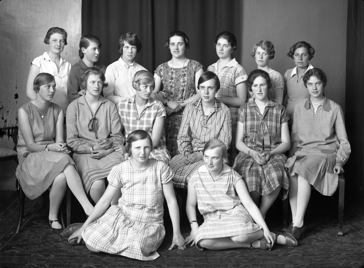 En flickskoleklass går till fotografen i slutet av 1920-talet.