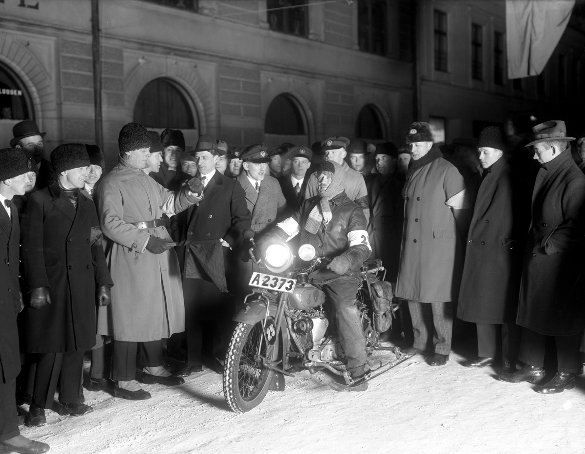 Svenska Motorklubben, med lokal i  Grand Hotells fastighet, anordnar vintertävling för motorcyklar.