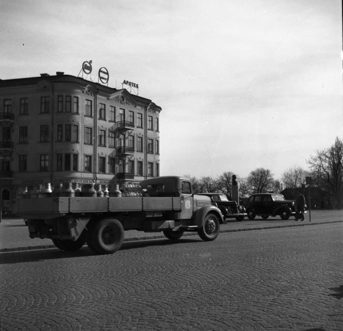 Mjölkbil framför Centralpalatset år 1949.