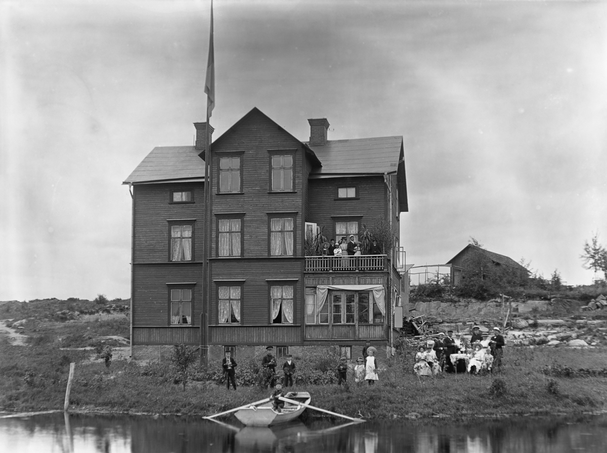 Tidig bebyggelse på Lamberget med nutida adress Engholmsgatan 8. Bilden tagen ca 1910. Beställare av fotot är enligt uppgift herr Lindén.