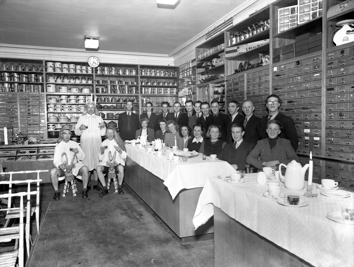 Personalen i Eskilstunaboden firar Lucia 1945. Butiken fanns i Dahlinhuset vid torget i Arvika.