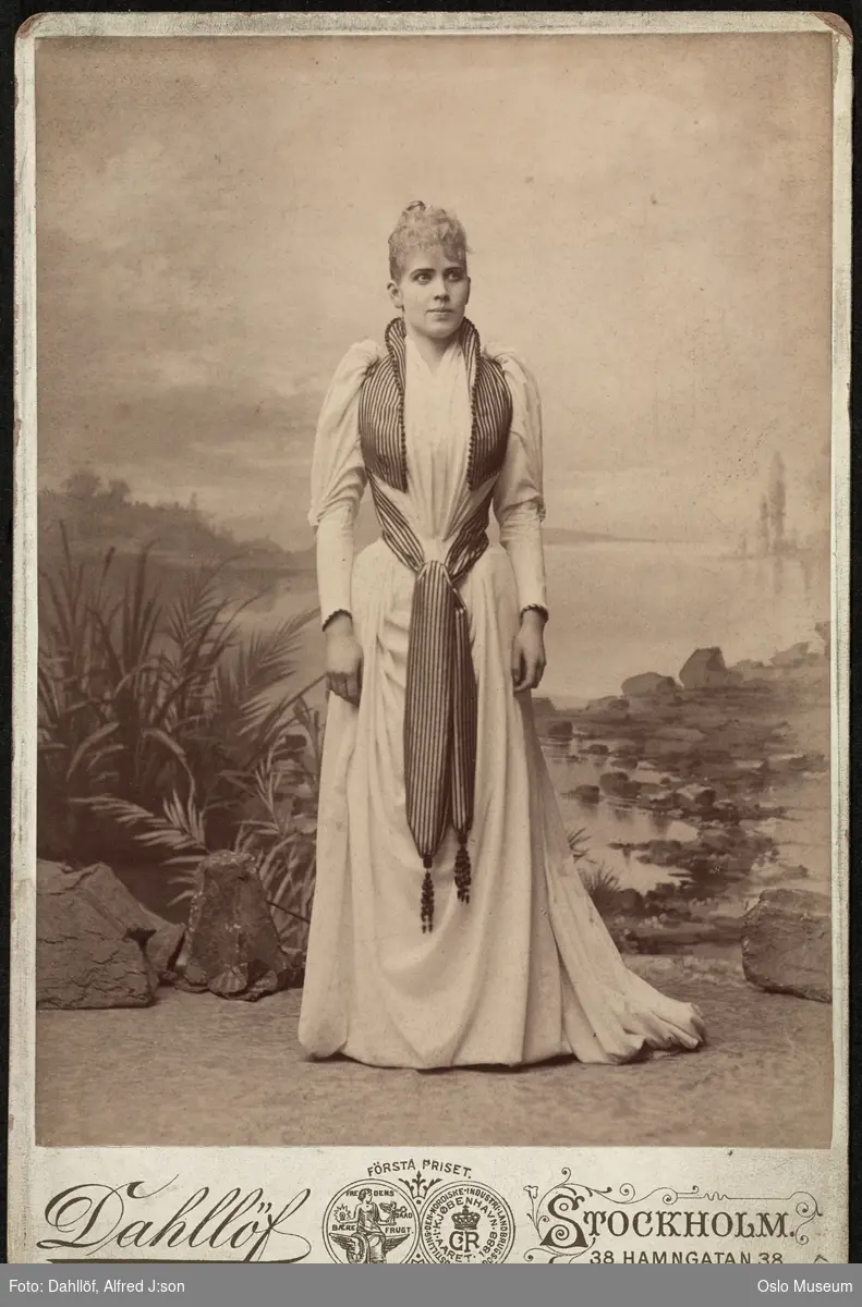 portrett, kvinne, skuespillerinne, rollebilde, Svanhild i "Kjærlighetens komedie" på Dramaten, stående helfigur, kostyme