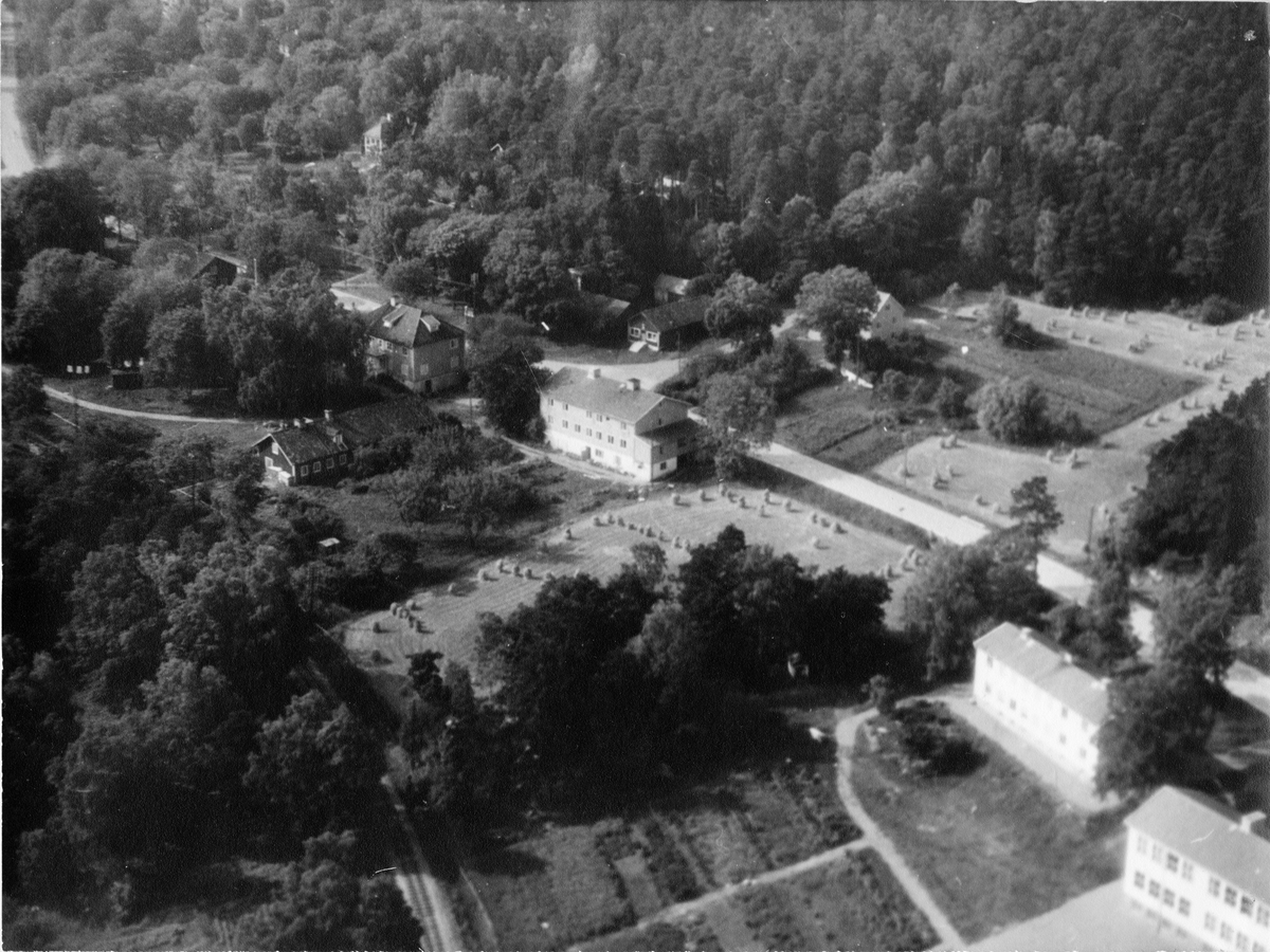 Vy över Länna värdshus med omgivning, Almunge socken, Upplands 1950-tal