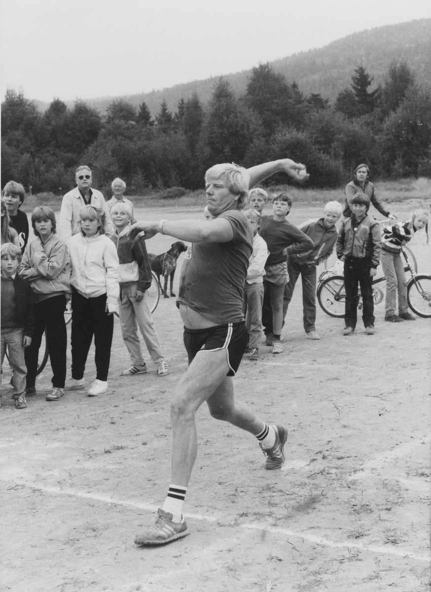 Spydkaster Terje Pedersen, her  i eggkasting. Pedersen deltok i OL i 1960 og 1964 og representerte sportsklubben Vidar. Han satte verdensrekord i Oslo i 1964 med et kast på 91,72 meter.