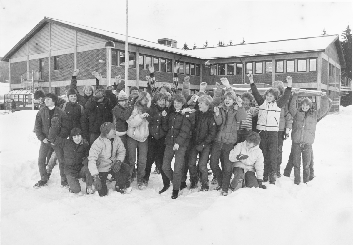 Elever på Hakadal ungdomsskol. Skolen åpnet i 1983..