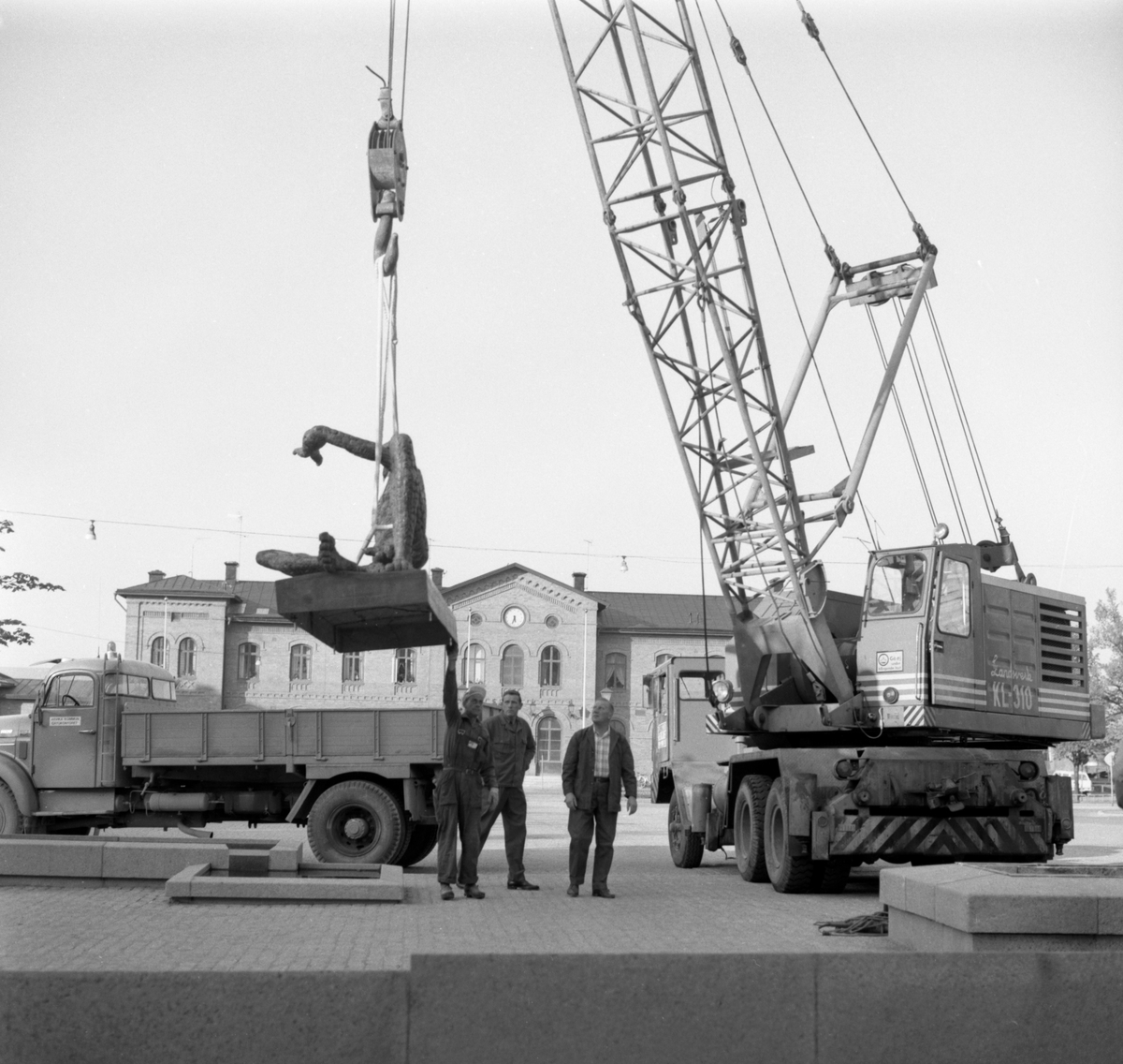 Fågelmannen av skulptören Liss Eriksson sätts på plats på torget i Arvika 1971.