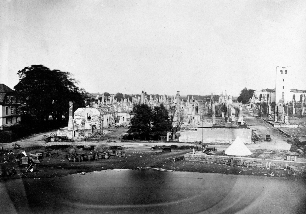 Karlstad efter branden 1865: Nuvarande Herrgårdsgatan till höger och biskopsgården till vänster. Fotot togs av Bernhard Elis Hallberg (1830-1894), verksam i Karlstad från 1858 och ett tiotal år framåt. Senare i livet blev han gasverkskamrer.