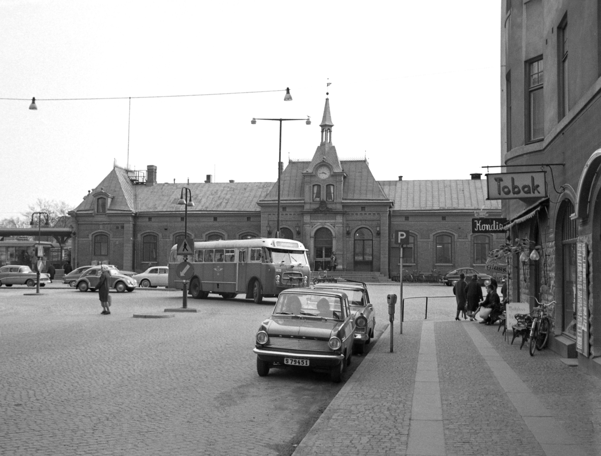 En Opel Kadett lämnar långsamt trottoarkanten för vidare färd längs Järnvägsgatan några år in på 1960-talet.