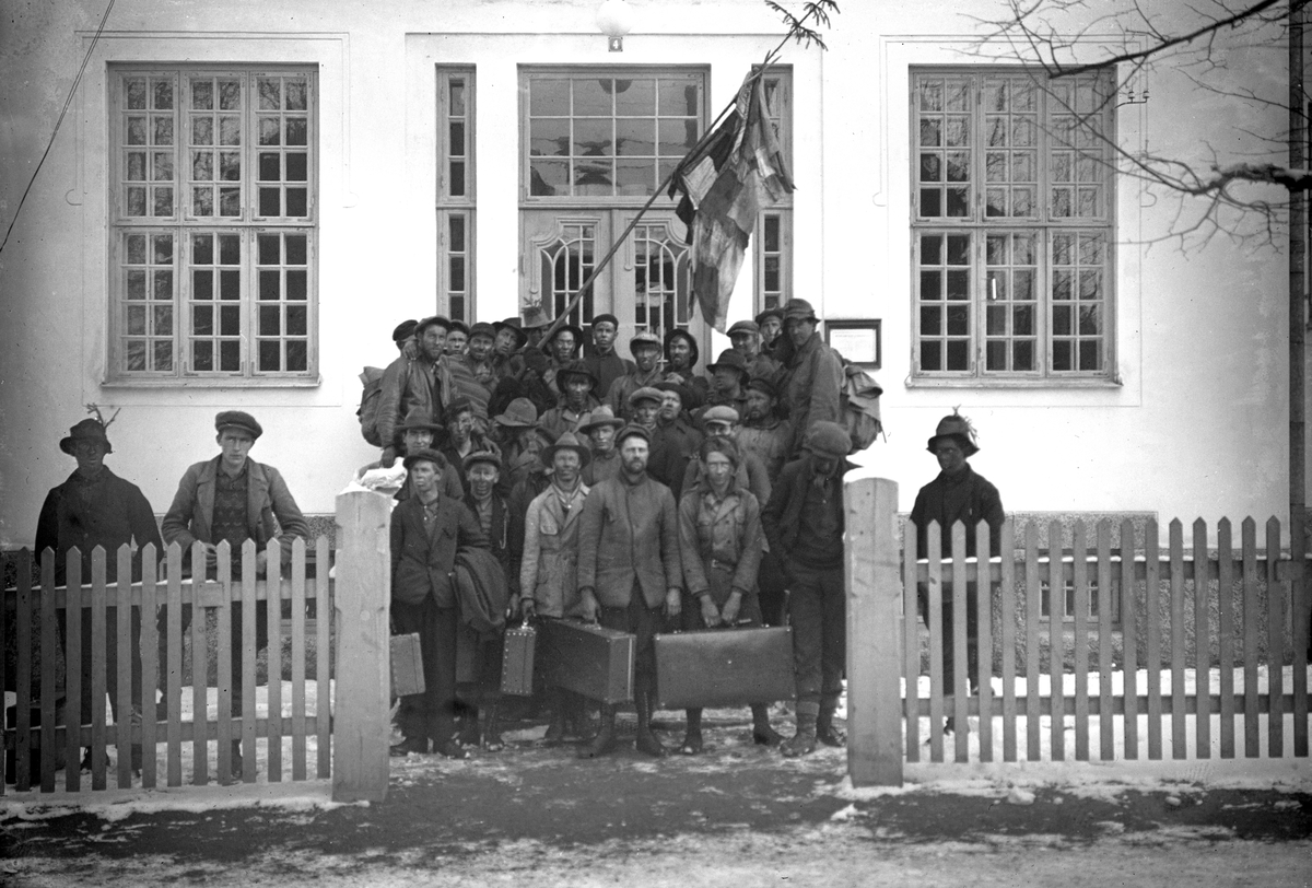 Grupp med elever från Gammalkroppa skogsskola den 27 oktober 1931. Se kommentar från Nils Tervell