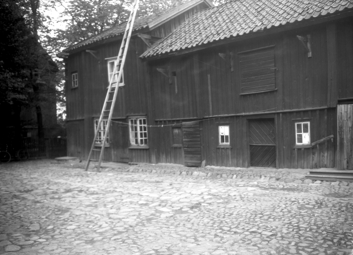 Landshövdingegårdens ekonomibyggnader i slutet av 1930-talet.
