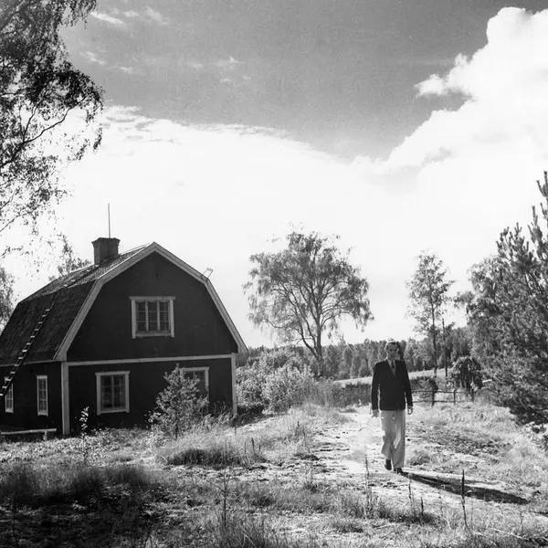 Nils Ferlin Utanför Sitt Torp Norrboda I Närheten Av Penningby Inte ...