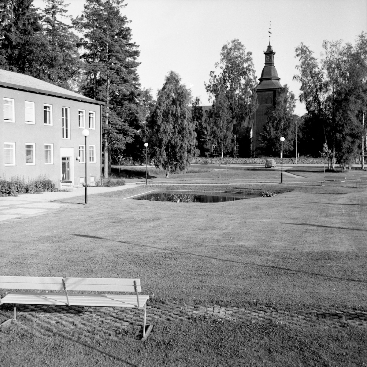 Någonstans i Värmland - från slutet av 1950-talet. Kommentar från användare: "Kommunhuset och kyrkan i Ekshärad".
