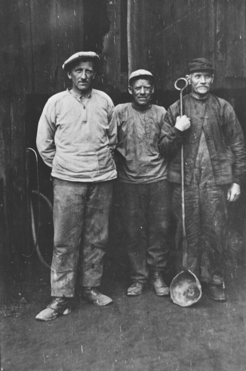 Tre arbeidere ved Røros smeltehytte med smelteøse