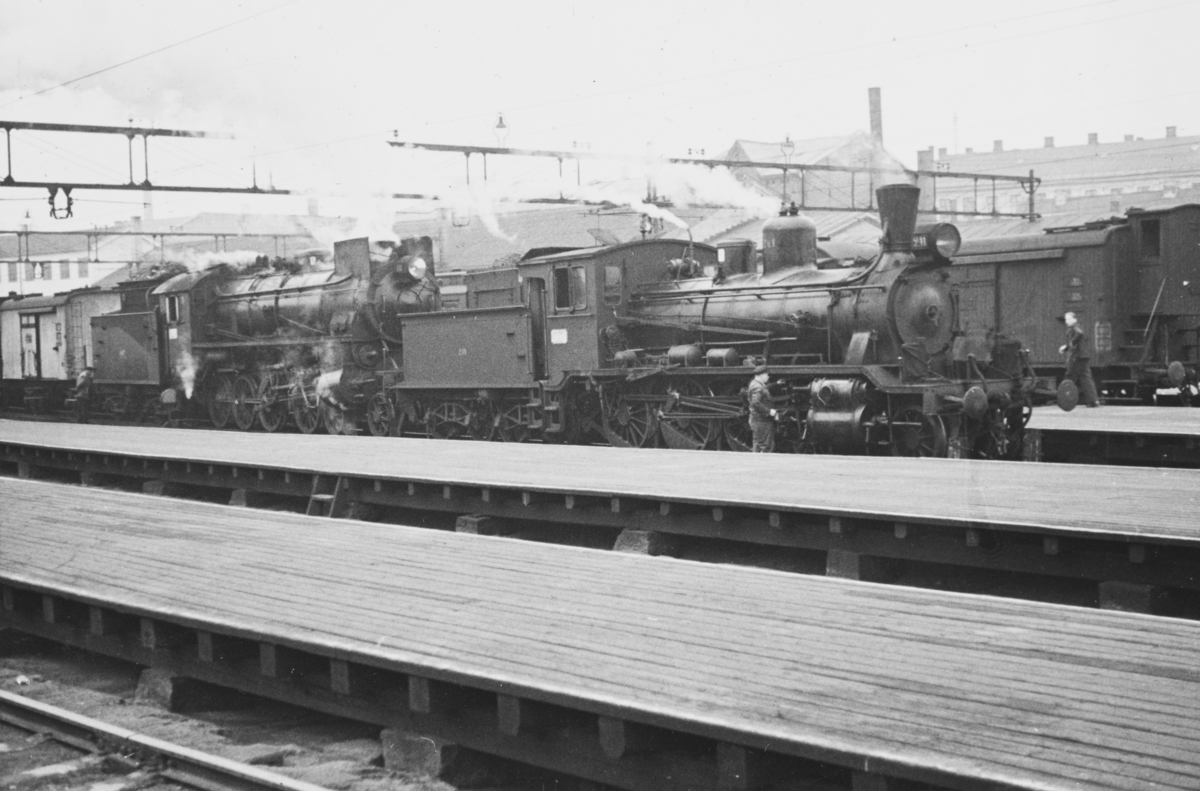 Persontog på Oslo Ø trukket av damplokomotiv type 18c og 31b.
