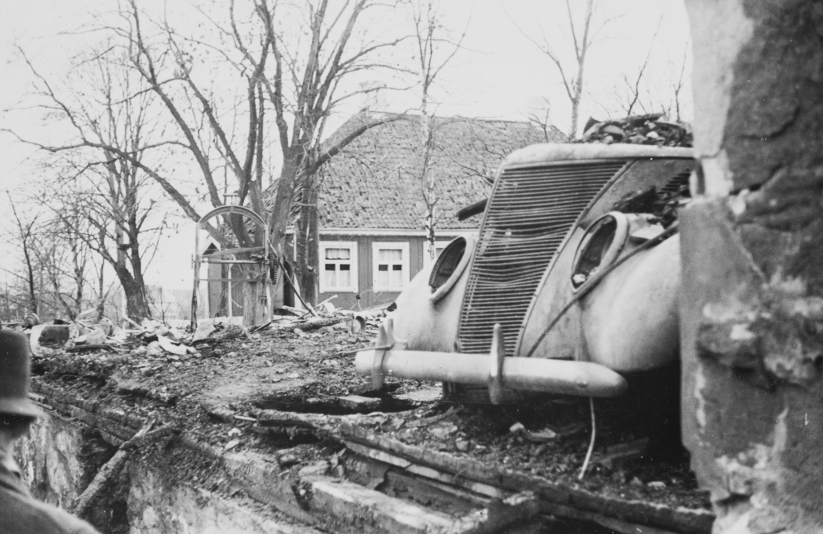 Ødeleggelser etter tyskernes bombing på Frøen 9. april 1940 kl. 1630. Bildet er tatt om ettermiddagen onsdag 10. april 1940, "panikkdagen".