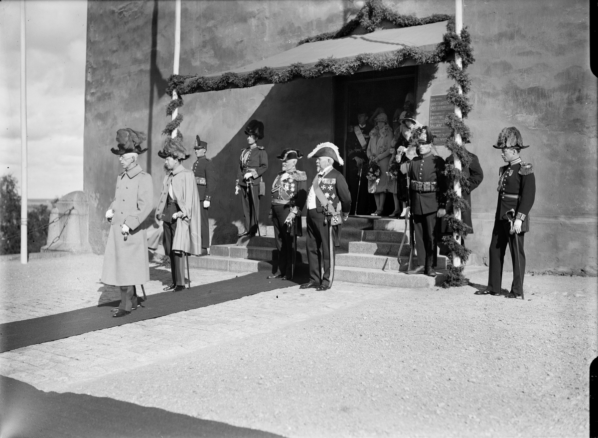 "Jubileumsfästligheterna glansfullt inledda" - kung Gustav V tar emot uppvaktning utanför Uppsala slott, Uppsala september 1927