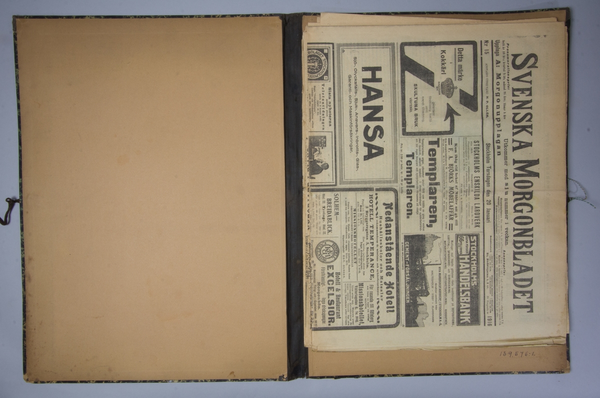 Portfölj av marmorerad papp. Sammanhållen med knytband. Rygg av svart linne. Innehåller enbart flera exemplar av Svenska Morgonbladet från 1916.