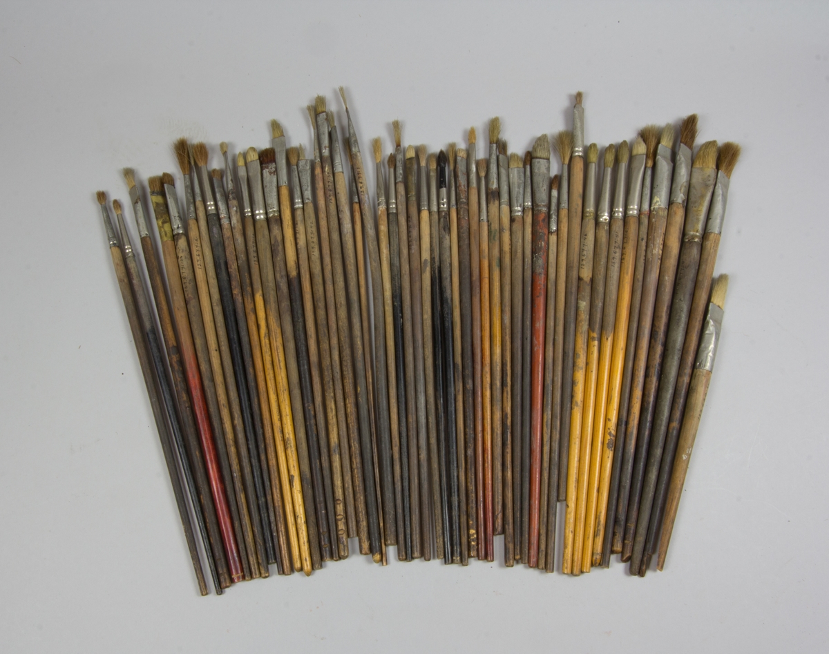 Penslar, 50 st, av varierande längd, tillverkade av trä, med borst i hylsor av metall.