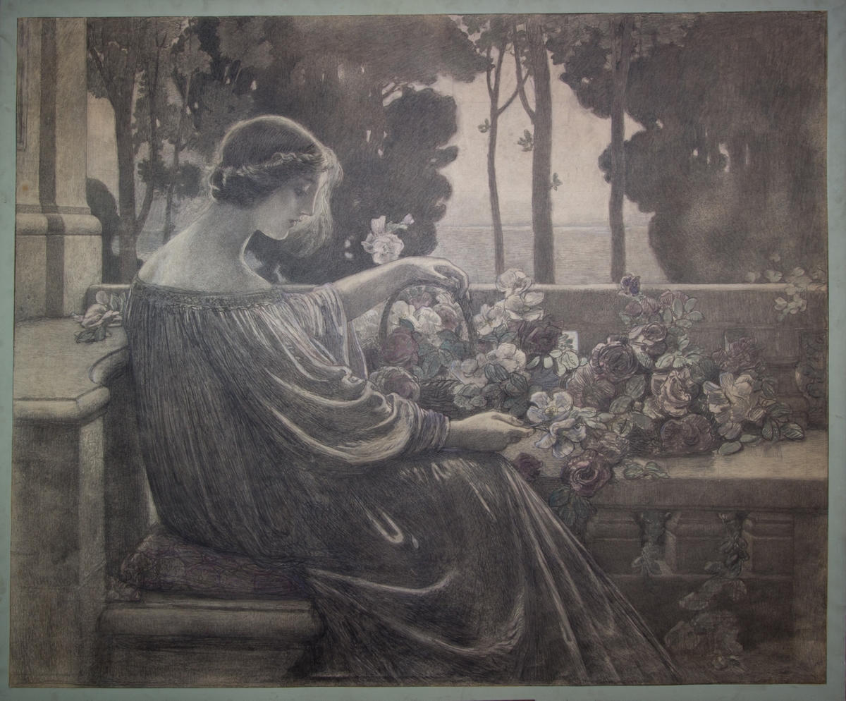 Ung kvinna sittande på en veranda klädd i ljus klänning med ryggen mot åskådaren. Framför henne ett bord med blommor och en korg med blommor. Kvinnans ena hand vilar på korgens handtag. I bakgrunden träd och sjö.