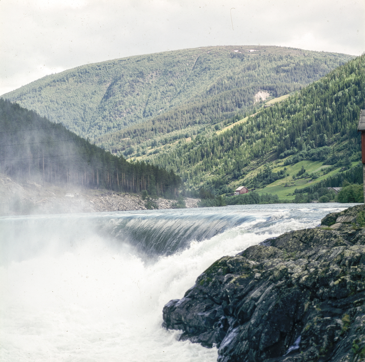Group no. 56-10-05-00  Picture no. 106122..Damanlegg ved Eidsfoss Otta.vannet renner over demningen.sommer
