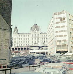 Gamle hus rives - nye bygges opp