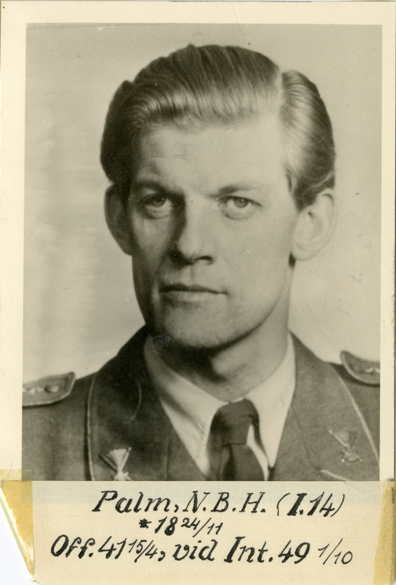 Porträtt av Nils Bertil Harry Palm, officer vid Hälsinge regemente I 14 och vid Intendenturkåren.
Se även bild AMA.0008280.