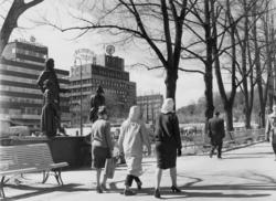 Karl Johan, før benkene blir varme.