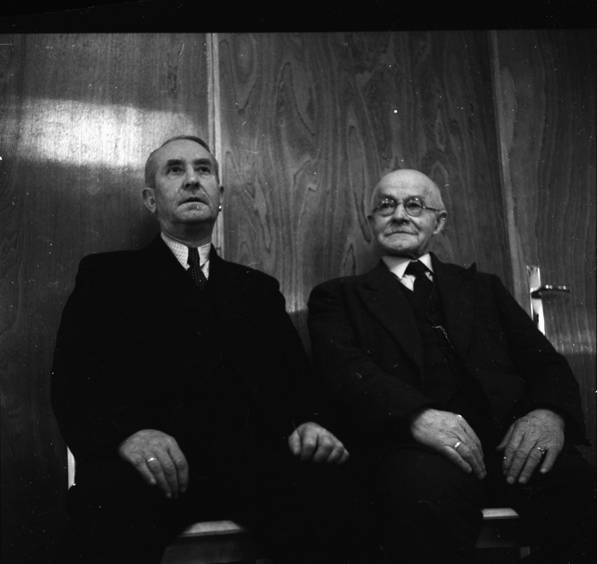 Vardens arkiv. "Gamle og nye formann i styret for Skiens Gamleheim. Johanes Jensen og Andreas Olsen" 13.01.1954