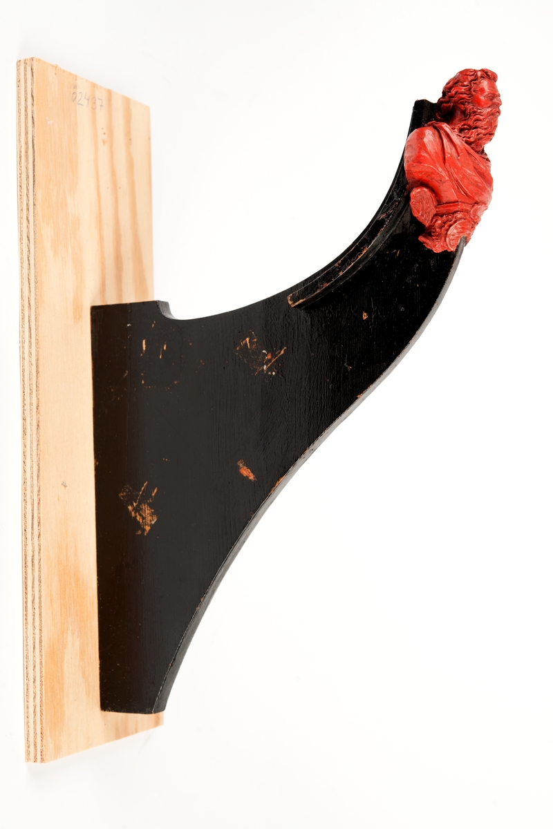 ODENs galjon. Bröstbild av Oden, på konsol prydd med nautilusblad, flankerad av vingar.
Monterad till stävkonstruktion av svartmålat trä. Röd vax.