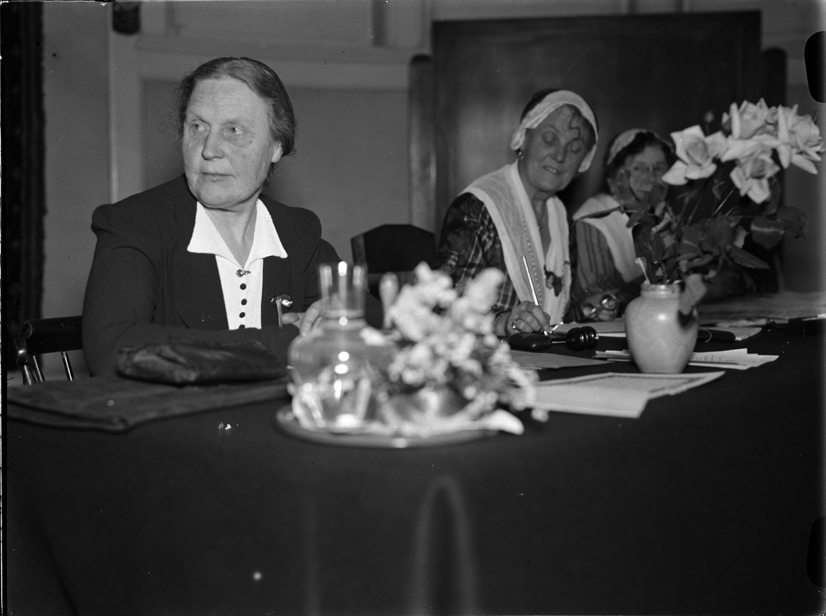 Gertrud Wiklund och Fanny Nilsson, Uppsala Läns Husmodersförbund har möte i Fackskolan för huslig ekonomis stora sal, Trädgårdsgatan 14