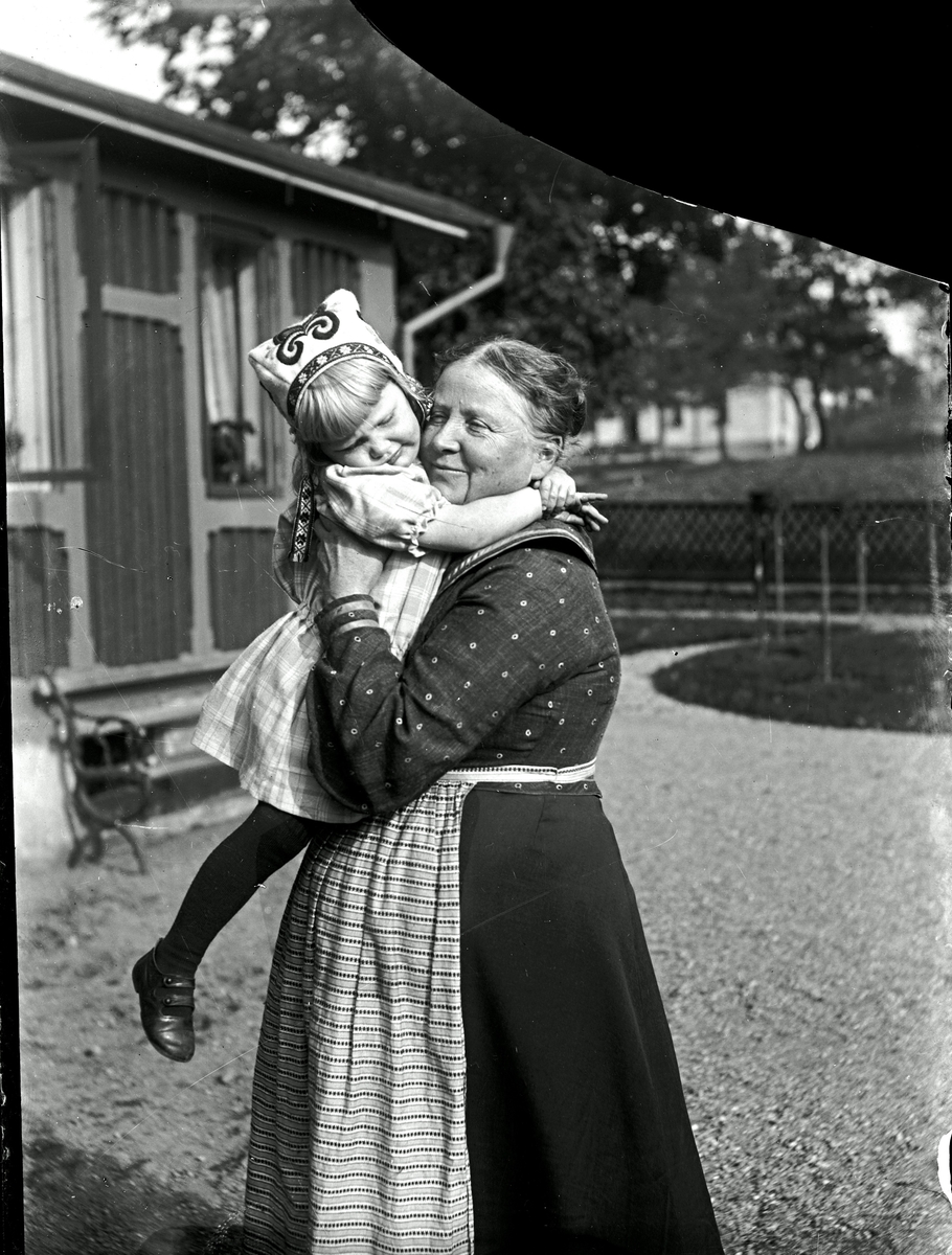 Kvinna med barn (trasig). Troligen Hallströmska villan.
Fotograf Okänd.