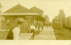 Postkort med motiv fra Minnewaukan passenger station. Bildet